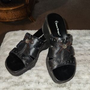 Bare Traps Black Leatger Sandals